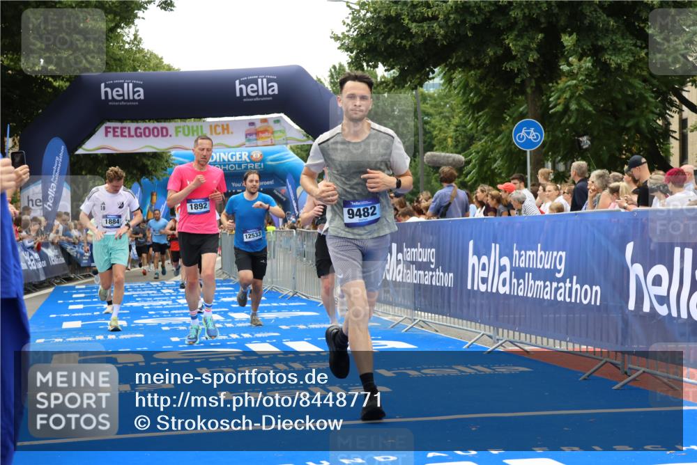 29.06.2025 - hella hamburg halbmarathon Strokosch-Dieckow http://msf.ph/oto/8448771 29.06.2025 10:48:46 Ziel 1094, 1884, 1892, 2442, 9482, 9661, 11519, 12421, 12533, 13009, 13976, 14511, 15309, 15384, 16653, 17007, 17127, 18873 meine-sportfotos.de