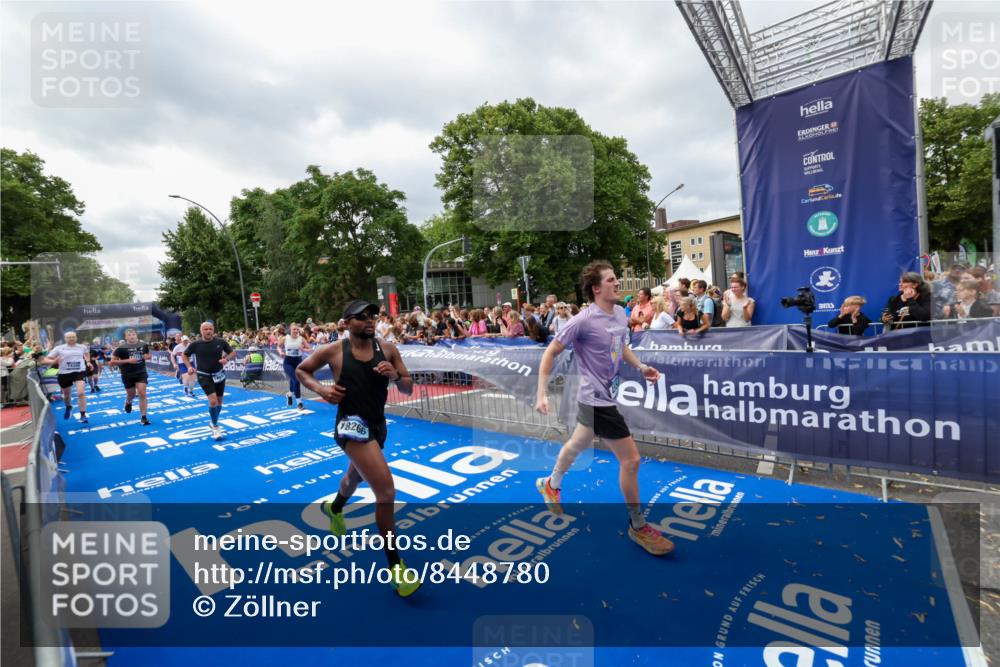 29.06.2025 - hella hamburg halbmarathon Zöllner http://msf.ph/oto/8448780 29.06.2025 10:58:30 Ziel 4550, 4767, 5347, 6138, 7476, 11808, 14355, 16531, 17415, 18266, 18891, 19166 meine-sportfotos.de