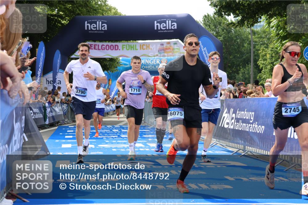 29.06.2025 - hella hamburg halbmarathon Strokosch-Dieckow http://msf.ph/oto/8448792 29.06.2025 10:38:26 Ziel 1042, 1710, 2745, 3014, 3431, 3790, 7110, 8571, 14905, 14992, 16075, 16280, 18357, 18761 meine-sportfotos.de