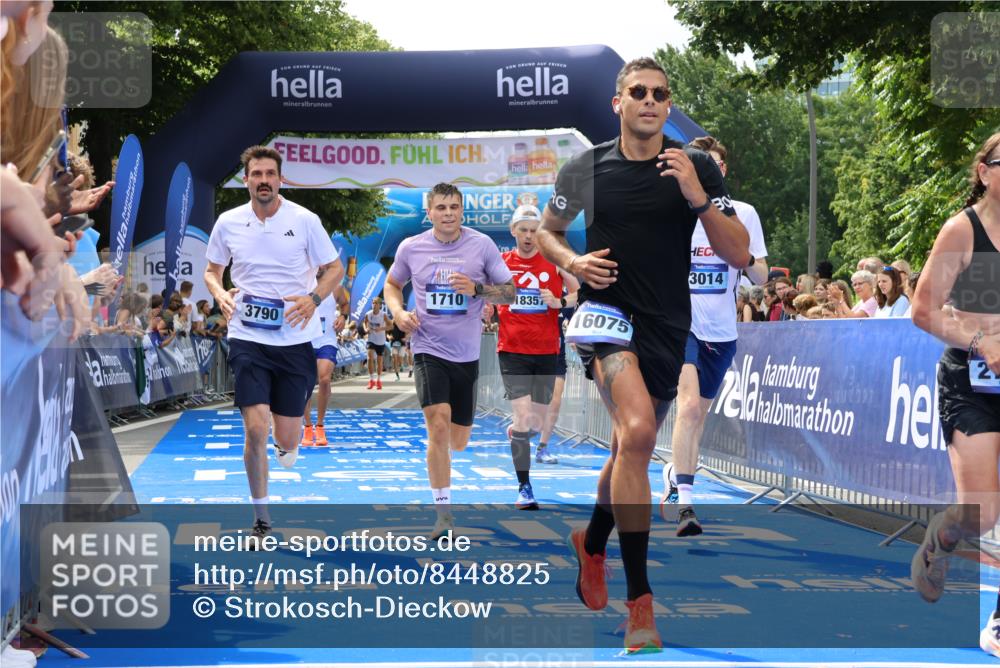 29.06.2025 - hella hamburg halbmarathon Strokosch-Dieckow http://msf.ph/oto/8448825 29.06.2025 10:38:26 Ziel 1042, 1710, 2745, 3014, 3431, 3790, 7110, 8571, 14905, 14992, 16075, 16280, 18357, 18761 meine-sportfotos.de