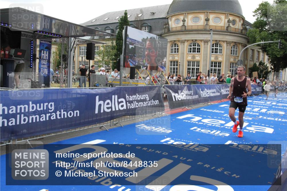 29.06.2025 - hella hamburg halbmarathon Michael Strokosch http://msf.ph/oto/8448835 29.06.2025 10:29:04 Ziel 10351, 18874, 19142 meine-sportfotos.de
