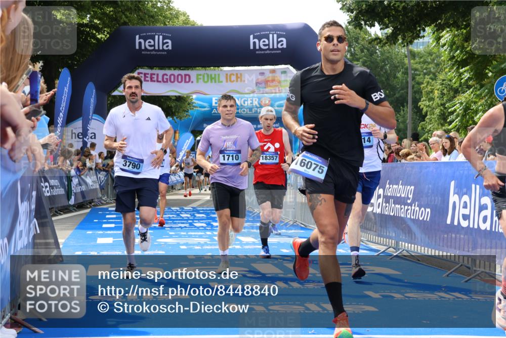 29.06.2025 - hella hamburg halbmarathon Strokosch-Dieckow http://msf.ph/oto/8448840 29.06.2025 10:38:26 Ziel 1042, 1710, 2745, 3014, 3431, 3790, 7110, 8571, 14905, 14992, 16075, 16280, 18357, 18761 meine-sportfotos.de