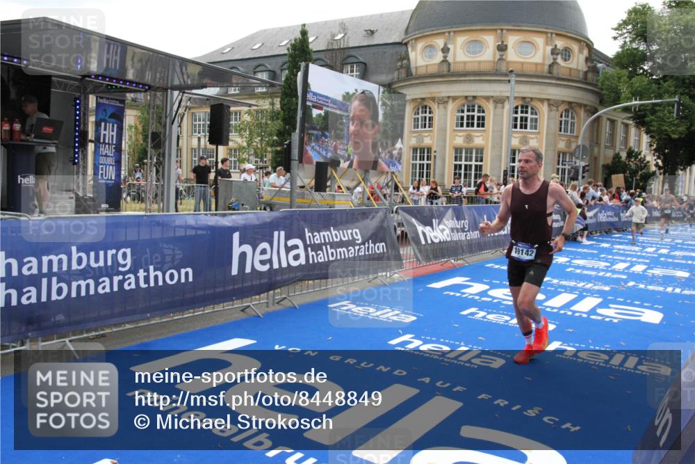 29.06.2025 - hella hamburg halbmarathon Michael Strokosch http://msf.ph/oto/8448849 29.06.2025 10:29:04 Ziel 10351, 18874, 19142 meine-sportfotos.de