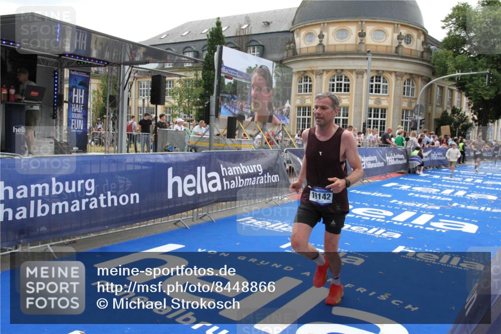 29.06.2025 - hella hamburg halbmarathon Michael Strokosch http://msf.ph/oto/8448866 29.06.2025 10:29:04 Ziel 10351, 18874, 19142 meine-sportfotos.de