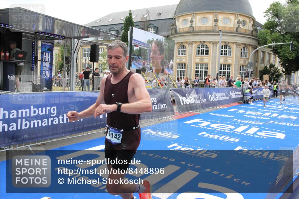 29.06.2025 - hella hamburg halbmarathon Michael Strokosch http://msf.ph/oto/8448896 29.06.2025 10:29:05 Ziel 10351, 16157, 18874, 19142 meine-sportfotos.de