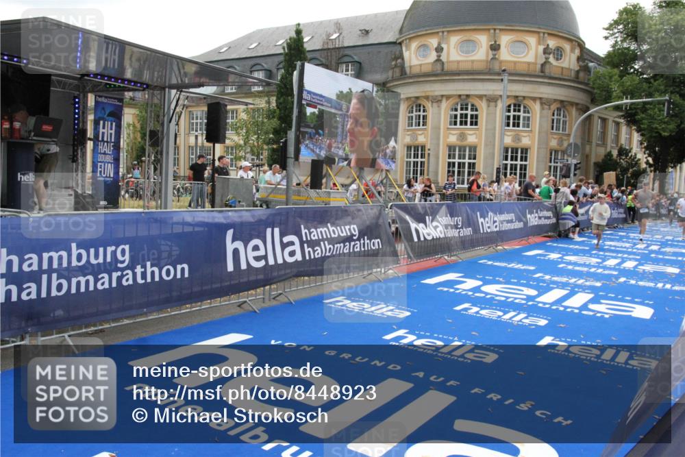 29.06.2025 - hella hamburg halbmarathon Michael Strokosch http://msf.ph/oto/8448923 29.06.2025 10:29:05 Ziel 10351, 16157, 18874, 19142 meine-sportfotos.de