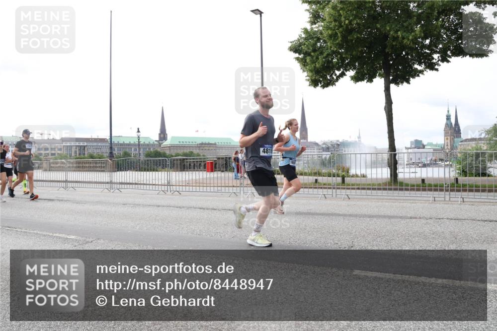 29.06.2025 - hella hamburg halbmarathon Lena Gebhardt http://msf.ph/oto/8448947 29.06.2025 10:30:33 Lombardsbrücke 4819, 1059, 1472, 1647, 2505, 2569, 2754, 2755, 2901, 3281, 3443, 3573, 4198, 4575, 4819, 6344, 6556, 6598, 6616, 7071, 7120, 9830, 10880, 11984, 12349, 12350, 12460, 12461, 12504, 12687, 12688, 12710, 13418, 14216, 14304, 14421, 15299, 15757, 15789, 15938, 16182, 16504, 16601, 16604, 16735, 16791, 16864, 18046, 18362, 18503, 18671, 18795, 18860 meine-sportfotos.de