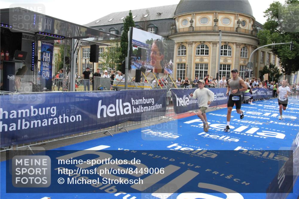 29.06.2025 - hella hamburg halbmarathon Michael Strokosch http://msf.ph/oto/8449006 29.06.2025 10:29:07 Ziel 3043, 10171, 10351, 16157, 18874 meine-sportfotos.de