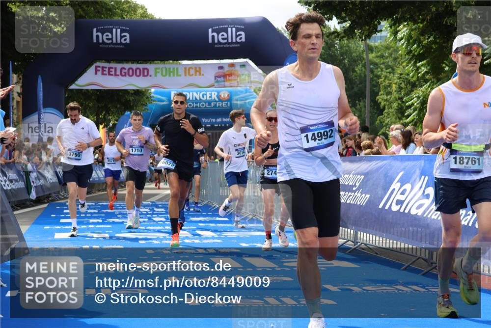 29.06.2025 - hella hamburg halbmarathon Strokosch-Dieckow http://msf.ph/oto/8449009 29.06.2025 10:38:25 Ziel 1042, 1710, 2745, 3014, 3431, 3790, 6095, 7110, 8571, 14905, 14992, 16075, 16280, 18357, 18761 meine-sportfotos.de