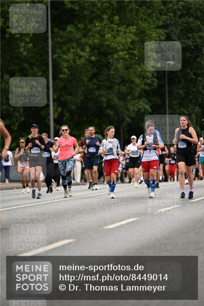 29.06.2025 - hella hamburg halbmarathon Dr. Thomas Lammeyer http://msf.ph/oto/8449014 29.06.2025 10:58:57 Kennedybrücke 1767, 1779, 1822, 2600, 3857, 4039, 4720, 5185, 5430, 5500, 5815, 5856, 5933, 6279, 6988, 7670, 7874, 7946, 7986, 9130, 9764, 10331, 11354 meine-sportfotos.de