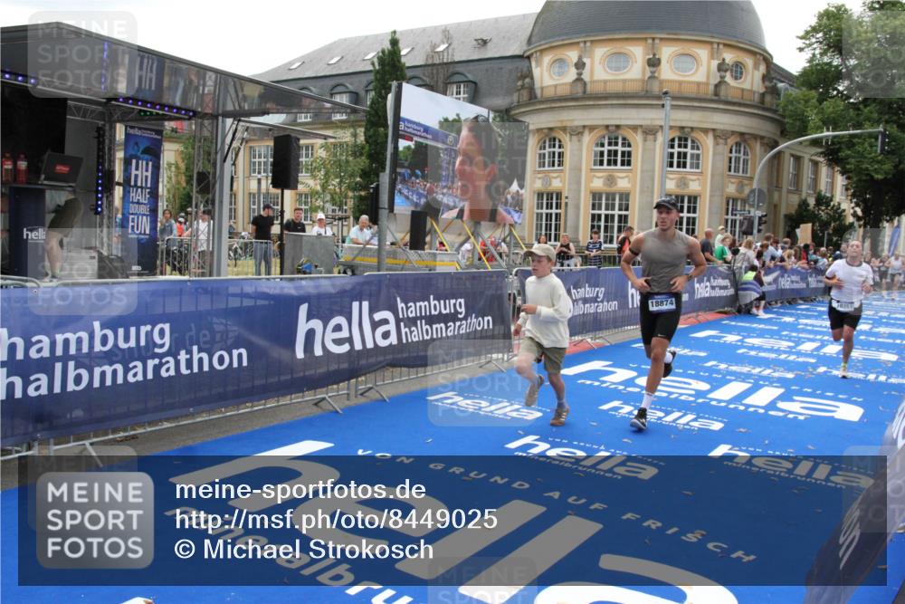 29.06.2025 - hella hamburg halbmarathon Michael Strokosch http://msf.ph/oto/8449025 29.06.2025 10:29:08 Ziel 3043, 8473, 10171, 10351, 16157, 18874 meine-sportfotos.de