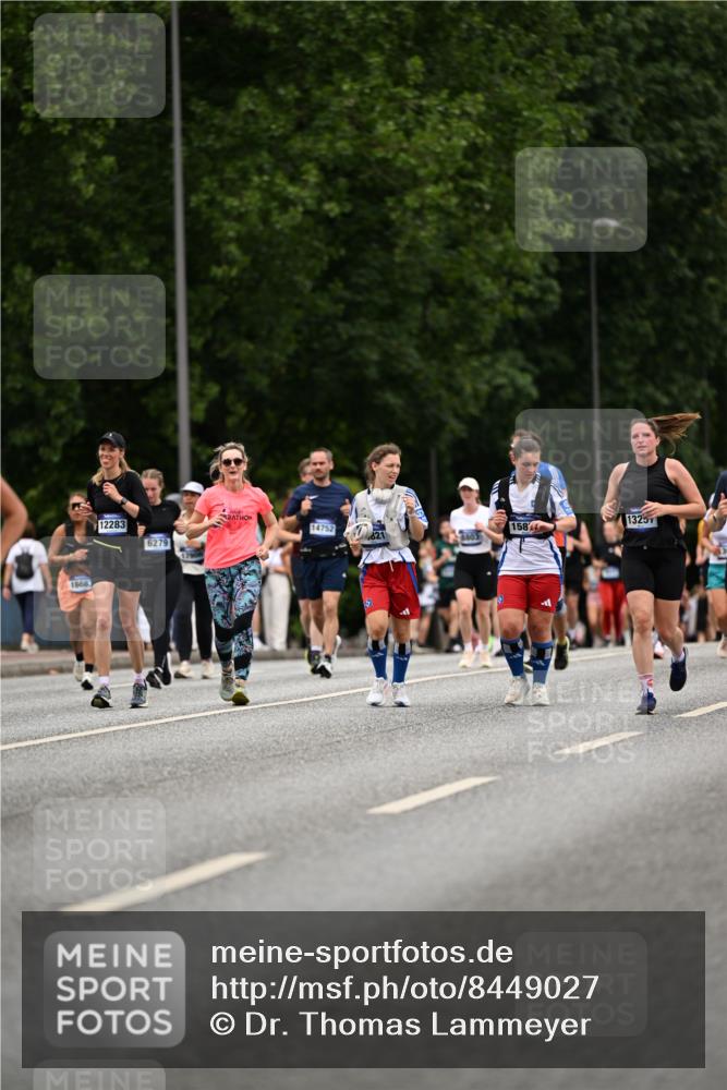 29.06.2025 - hella hamburg halbmarathon Dr. Thomas Lammeyer http://msf.ph/oto/8449027 29.06.2025 10:58:57 Kennedybrücke 1767, 1779, 1822, 2600, 3857, 4039, 4720, 5185, 5430, 5500, 5815, 5856, 5933, 6279, 6988, 7670, 7874, 7946, 7986, 9130, 9764, 10331, 11354 meine-sportfotos.de