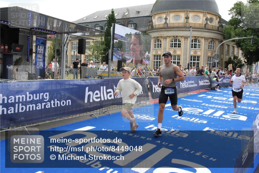 29.06.2025 - hella hamburg halbmarathon Michael Strokosch http://msf.ph/oto/8449048 29.06.2025 10:29:08 Ziel 3043, 8473, 10171, 10351, 16157, 18874 meine-sportfotos.de