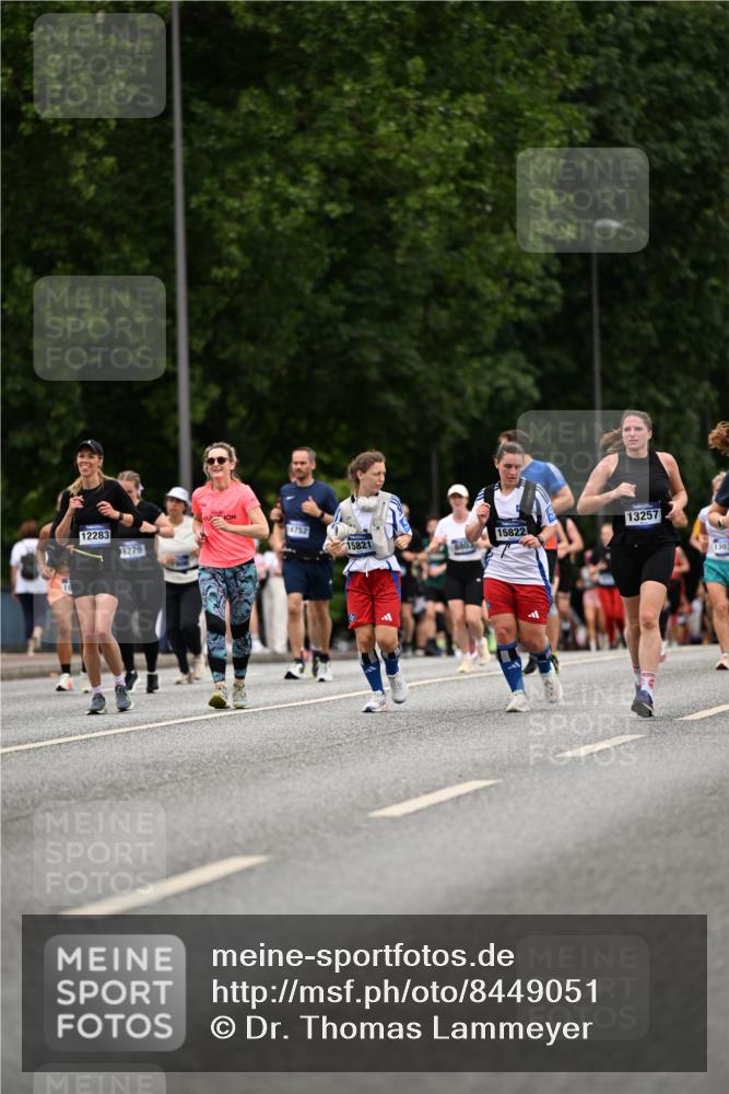 29.06.2025 - hella hamburg halbmarathon Dr. Thomas Lammeyer http://msf.ph/oto/8449051 29.06.2025 10:58:57 Kennedybrücke 1767, 1779, 1822, 2600, 3857, 4039, 4720, 5185, 5430, 5500, 5815, 5856, 5933, 6279, 6988, 7670, 7874, 7946, 7986, 9130, 9764, 10331, 11354 meine-sportfotos.de