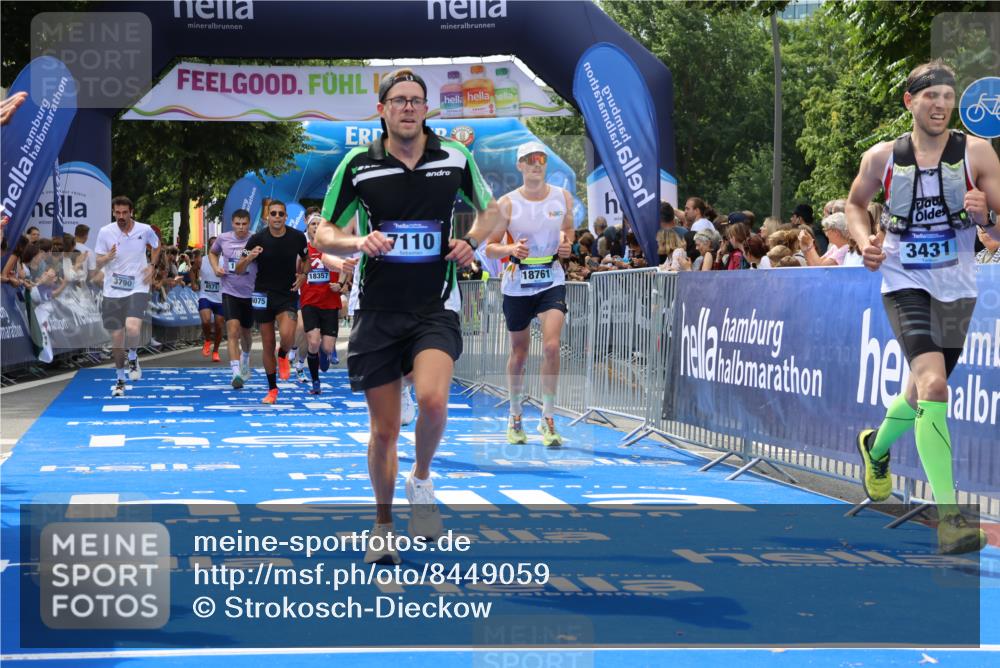29.06.2025 - hella hamburg halbmarathon Strokosch-Dieckow http://msf.ph/oto/8449059 29.06.2025 10:38:22 Ziel 1042, 1688, 1710, 2745, 3014, 3431, 3790, 6095, 7110, 8571, 14992, 16075, 16280, 18357, 18584, 18761 meine-sportfotos.de