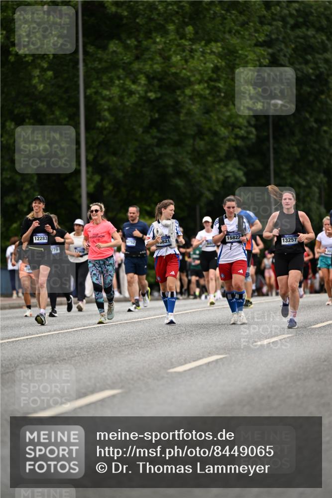 29.06.2025 - hella hamburg halbmarathon Dr. Thomas Lammeyer http://msf.ph/oto/8449065 29.06.2025 10:58:57 Kennedybrücke 1767, 1779, 1822, 2600, 3857, 4039, 4720, 5185, 5430, 5500, 5815, 5856, 5933, 6279, 6988, 7670, 7874, 7946, 7986, 9130, 9764, 10331, 11354 meine-sportfotos.de