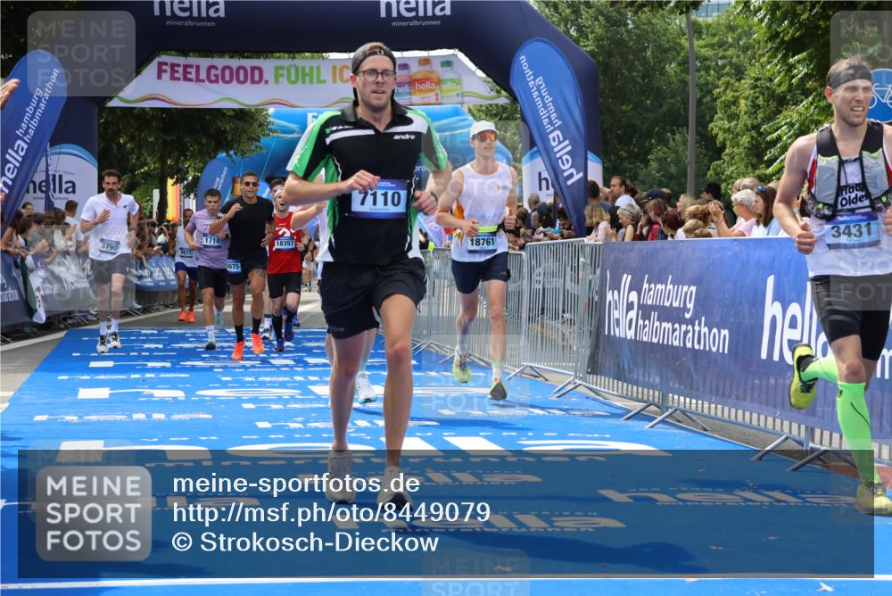 29.06.2025 - hella hamburg halbmarathon Strokosch-Dieckow http://msf.ph/oto/8449079 29.06.2025 10:38:23 Ziel 1042, 1688, 1710, 2745, 3014, 3431, 3790, 6095, 7110, 8571, 14992, 16075, 16280, 18357, 18761 meine-sportfotos.de