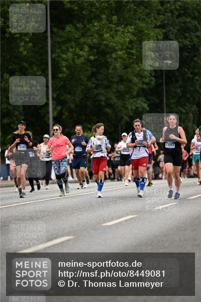 29.06.2025 - hella hamburg halbmarathon Dr. Thomas Lammeyer http://msf.ph/oto/8449081 29.06.2025 10:58:57 Kennedybrücke 1767, 1779, 1822, 2600, 3857, 4039, 4720, 5185, 5430, 5500, 5815, 5856, 5933, 6279, 6988, 7670, 7874, 7946, 7986, 9130, 9764, 10331, 11354 meine-sportfotos.de