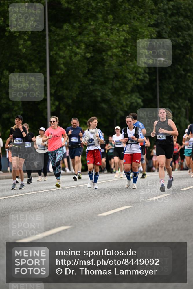 29.06.2025 - hella hamburg halbmarathon Dr. Thomas Lammeyer http://msf.ph/oto/8449092 29.06.2025 10:58:58 Kennedybrücke 1767, 1779, 1822, 2600, 3857, 4039, 4720, 5185, 5430, 5500, 5815, 5856, 5933, 6279, 6988, 7670, 7874, 7946, 7986, 8801, 9130, 9764, 10331, 11354 meine-sportfotos.de
