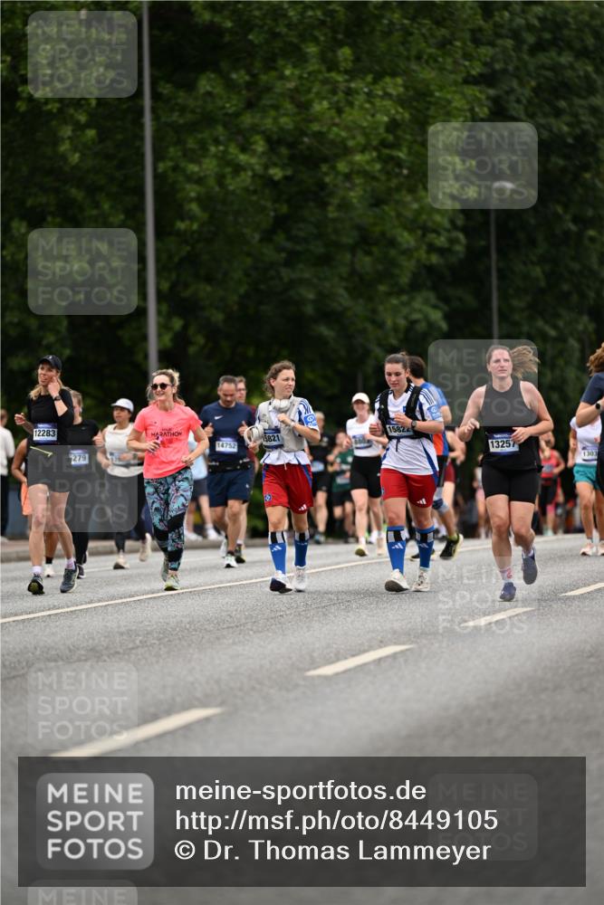 29.06.2025 - hella hamburg halbmarathon Dr. Thomas Lammeyer http://msf.ph/oto/8449105 29.06.2025 10:58:58 Kennedybrücke 1767, 1779, 1822, 2600, 3857, 4039, 4720, 5185, 5430, 5500, 5815, 5856, 5933, 6279, 6988, 7670, 7874, 7946, 7986, 8801, 9130, 9764, 10331, 11354 meine-sportfotos.de