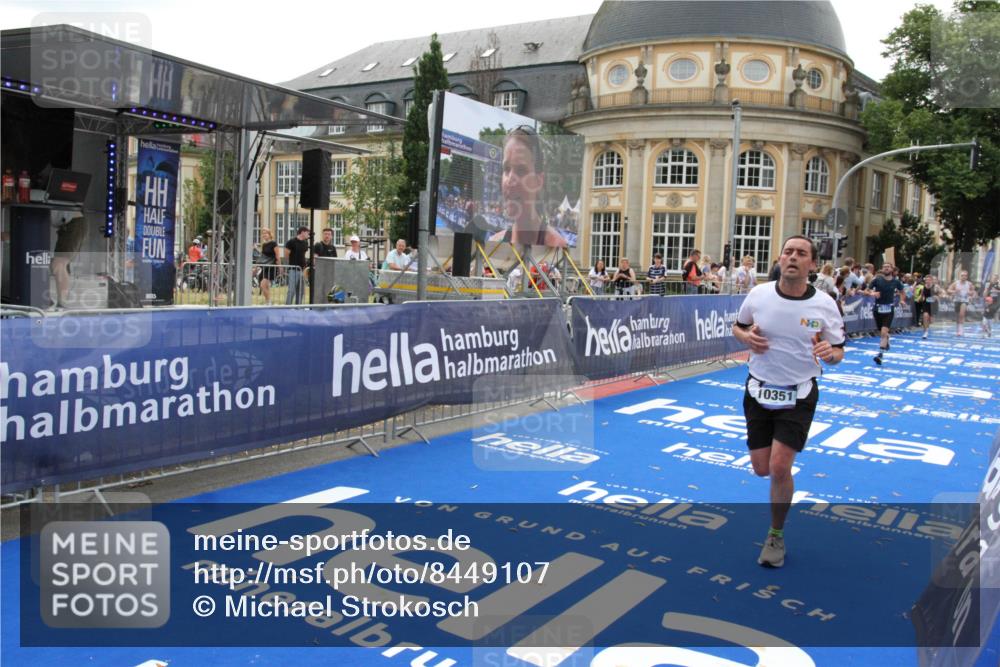 29.06.2025 - hella hamburg halbmarathon Michael Strokosch http://msf.ph/oto/8449107 29.06.2025 10:29:09 Ziel 3043, 8473, 10171, 10351, 16157, 18874, 19194 meine-sportfotos.de