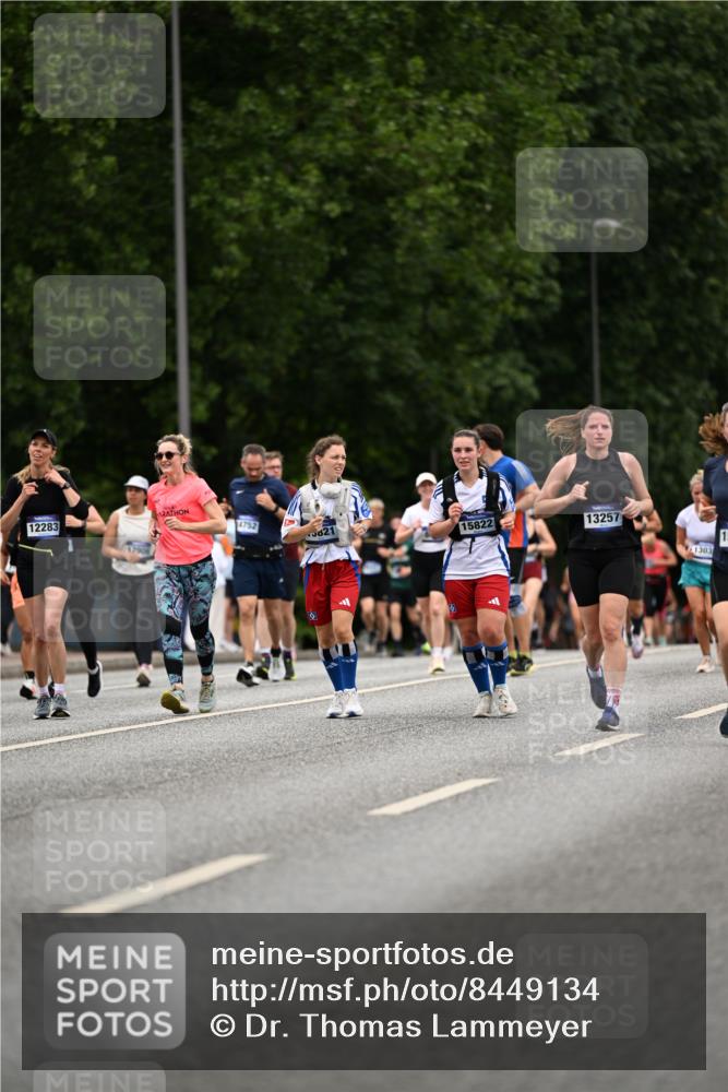 29.06.2025 - hella hamburg halbmarathon Dr. Thomas Lammeyer http://msf.ph/oto/8449134 29.06.2025 10:58:58 Kennedybrücke 1767, 1779, 1822, 2600, 3857, 4039, 4720, 5185, 5430, 5500, 5815, 5856, 5933, 6279, 6988, 7670, 7874, 7946, 7986, 8801, 9130, 9764, 10331, 11354 meine-sportfotos.de