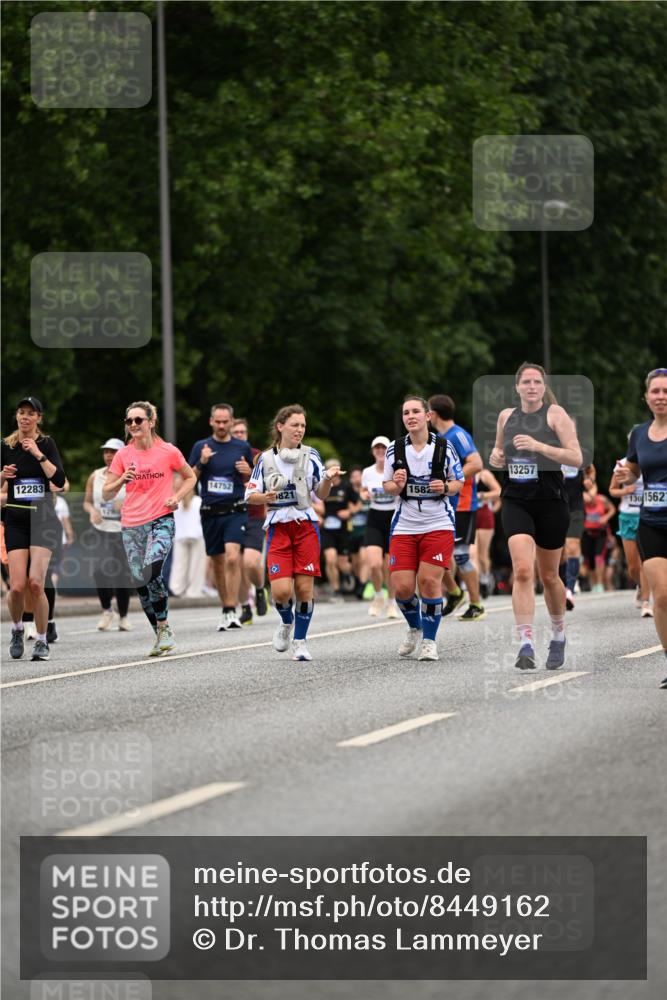 29.06.2025 - hella hamburg halbmarathon Dr. Thomas Lammeyer http://msf.ph/oto/8449162 29.06.2025 10:58:58 Kennedybrücke 1767, 1779, 1822, 2600, 3857, 4039, 4720, 5185, 5430, 5500, 5815, 5856, 5933, 6279, 6988, 7670, 7874, 7946, 7986, 8801, 9130, 9764, 10331, 11354 meine-sportfotos.de