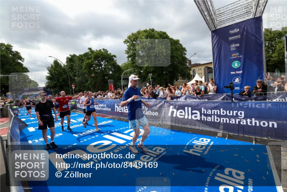 29.06.2025 - hella hamburg halbmarathon Zöllner http://msf.ph/oto/8449169 29.06.2025 10:58:38 Ziel 2619, 2978, 3251, 4467, 5341, 6595, 7082, 7659, 8322, 9316, 12712, 12809, 12862, 12879, 13694, 18501, 18556 meine-sportfotos.de