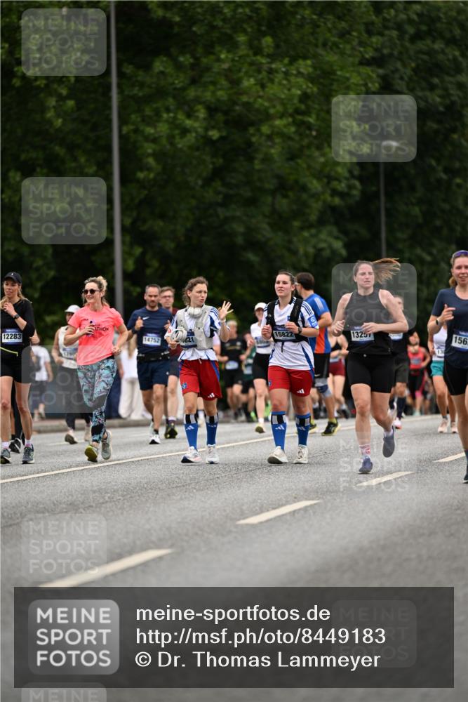 29.06.2025 - hella hamburg halbmarathon Dr. Thomas Lammeyer http://msf.ph/oto/8449183 29.06.2025 10:58:58 Kennedybrücke 1767, 1779, 1822, 2600, 3857, 4039, 4720, 5185, 5430, 5500, 5815, 5856, 5933, 6279, 6988, 7670, 7874, 7946, 7986, 8801, 9130, 9764, 10331, 11354 meine-sportfotos.de