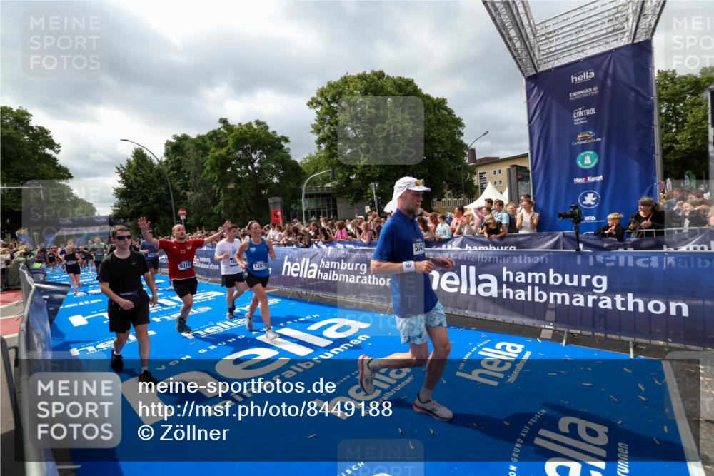29.06.2025 - hella hamburg halbmarathon Zöllner http://msf.ph/oto/8449188 29.06.2025 10:58:39 Ziel 2619, 2978, 3251, 4467, 5341, 6592, 6595, 7082, 7659, 8322, 9316, 12712, 12809, 12862, 12879, 13694, 18501, 18556 meine-sportfotos.de
