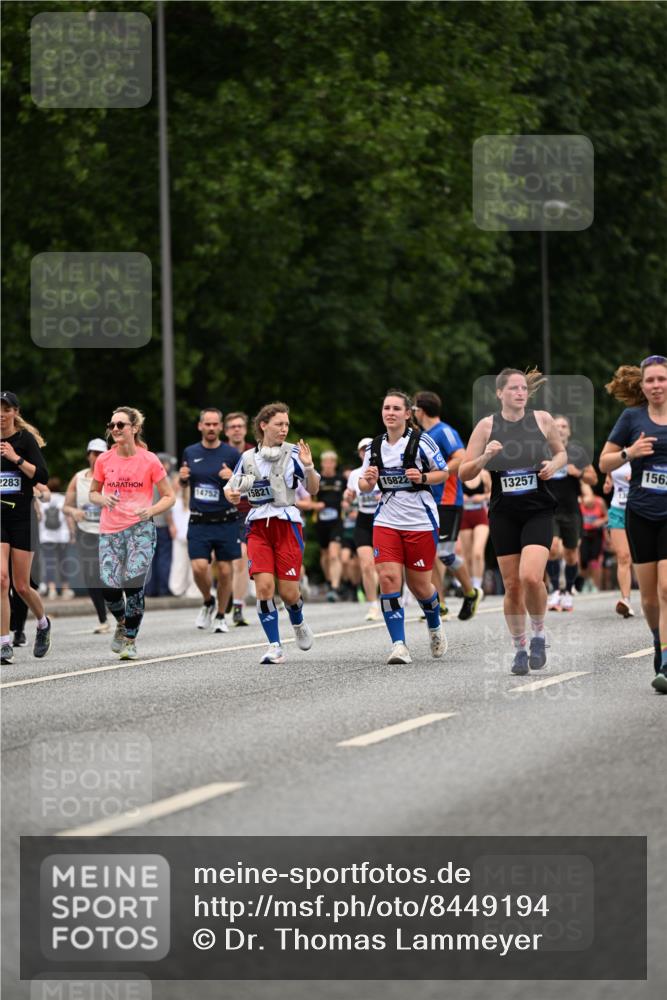 29.06.2025 - hella hamburg halbmarathon Dr. Thomas Lammeyer http://msf.ph/oto/8449194 29.06.2025 10:58:58 Kennedybrücke 1767, 1779, 1822, 2600, 3857, 4039, 4720, 5185, 5430, 5500, 5815, 5856, 5933, 6279, 6988, 7670, 7874, 7946, 7986, 8801, 9130, 9764, 10331, 11354 meine-sportfotos.de