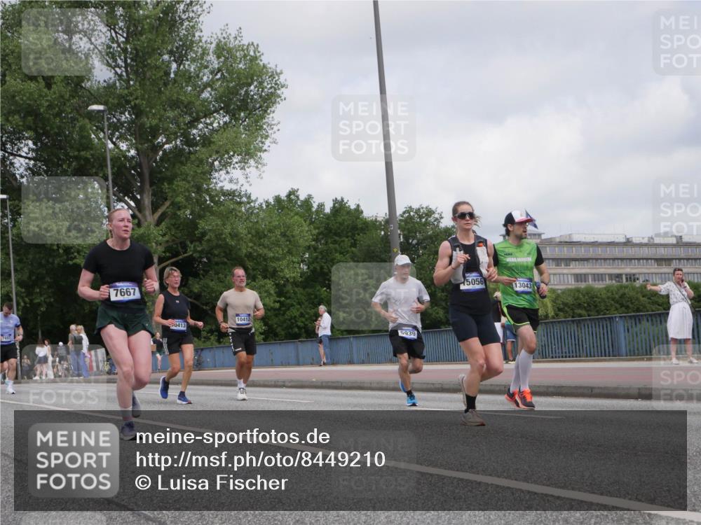 29.06.2025 - hella hamburg halbmarathon Luisa Fischer http://msf.ph/oto/8449210 29.06.2025 10:31:22 Kennedybrücke 7497, 7667, 413, 10412, 5939, 5056, 13043, 5285, 5707, 5939, 7497, 7667, 7764, 7980, 9855, 10412, 10413 meine-sportfotos.de