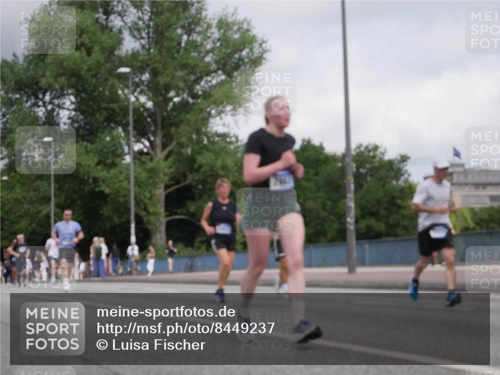 29.06.2025 - hella hamburg halbmarathon Luisa Fischer http://msf.ph/oto/8449237 29.06.2025 10:31:23 Kennedybrücke 5285, 5939, 6102, 7497, 7667, 7980, 10412, 10413 meine-sportfotos.de
