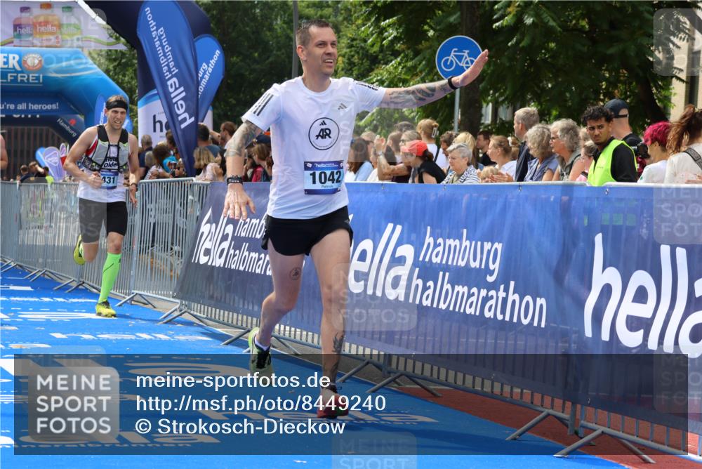 29.06.2025 - hella hamburg halbmarathon Strokosch-Dieckow http://msf.ph/oto/8449240 29.06.2025 10:38:21 Ziel 1042, 1688, 1710, 2745, 3014, 3431, 3790, 6095, 7110, 8002, 8571, 14992, 16075, 16280, 18357, 18584, 18761 meine-sportfotos.de