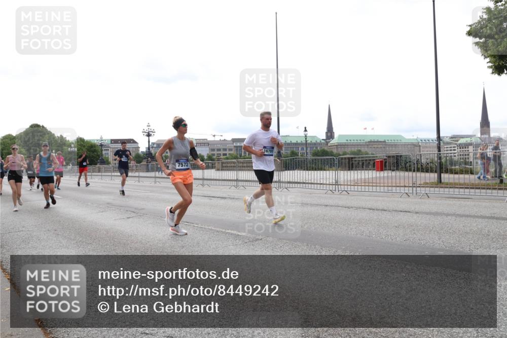 29.06.2025 - hella hamburg halbmarathon Lena Gebhardt http://msf.ph/oto/8449242 29.06.2025 10:30:39 Lombardsbrücke 7572, 16791, 1059, 1472, 1647, 2268, 2505, 2569, 2754, 2755, 2901, 3131, 3281, 3443, 4198, 4575, 4819, 6344, 6556, 6616, 7071, 7120, 9830, 10880, 11981, 11984, 12349, 12350, 12460, 12461, 12504, 12687, 12688, 12710, 13418, 14095, 14216, 14421, 14803, 15299, 15757, 15789, 15938, 16504, 16601, 16604, 16791, 16864, 18046, 18362, 18671, 18795, 18860 meine-sportfotos.de