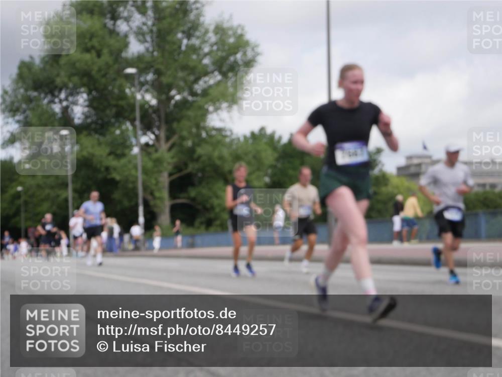 29.06.2025 - hella hamburg halbmarathon Luisa Fischer http://msf.ph/oto/8449257 29.06.2025 10:31:24 Kennedybrücke 5285, 5939, 6102, 7497, 7667, 7980, 10412, 10413 meine-sportfotos.de