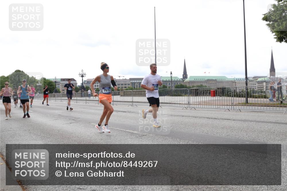 29.06.2025 - hella hamburg halbmarathon Lena Gebhardt http://msf.ph/oto/8449267 29.06.2025 10:30:39 Lombardsbrücke 6791, 7572, 1059, 1472, 1647, 2268, 2505, 2569, 2754, 2755, 2901, 3131, 3281, 3443, 4198, 4575, 4819, 6344, 6556, 6616, 7071, 7120, 9830, 10880, 11981, 11984, 12349, 12350, 12460, 12461, 12504, 12687, 12688, 12710, 13418, 14095, 14216, 14421, 14803, 15299, 15757, 15789, 15938, 16504, 16601, 16604, 16791, 16864, 18046, 18362, 18671, 18795, 18860 meine-sportfotos.de