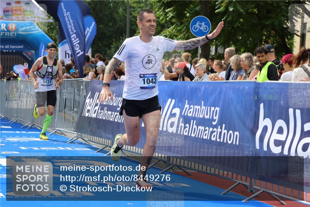 29.06.2025 - hella hamburg halbmarathon Strokosch-Dieckow http://msf.ph/oto/8449276 29.06.2025 10:38:21 Ziel 1042, 1688, 1710, 2745, 3014, 3431, 3790, 6095, 7110, 8002, 8571, 14992, 16075, 16280, 18357, 18584, 18761 meine-sportfotos.de