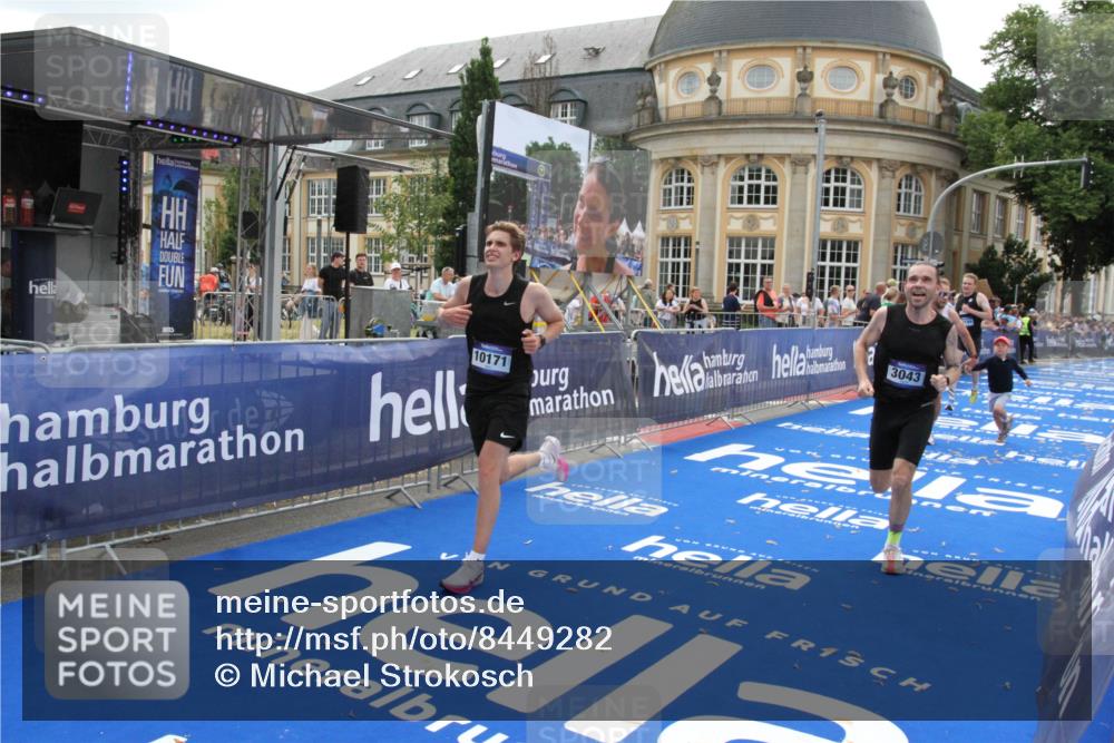 29.06.2025 - hella hamburg halbmarathon Michael Strokosch http://msf.ph/oto/8449282 29.06.2025 10:29:13 Ziel 3043, 8473, 10171, 16157, 19194 meine-sportfotos.de