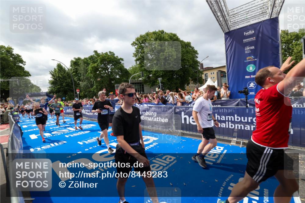 29.06.2025 - hella hamburg halbmarathon Zöllner http://msf.ph/oto/8449283 29.06.2025 10:58:41 Ziel 1319, 2619, 2978, 3251, 4467, 6592, 6595, 7082, 7659, 8322, 9316, 12712, 12809, 12862, 12879, 13694, 15197, 16189, 18501, 18556, 18587 meine-sportfotos.de