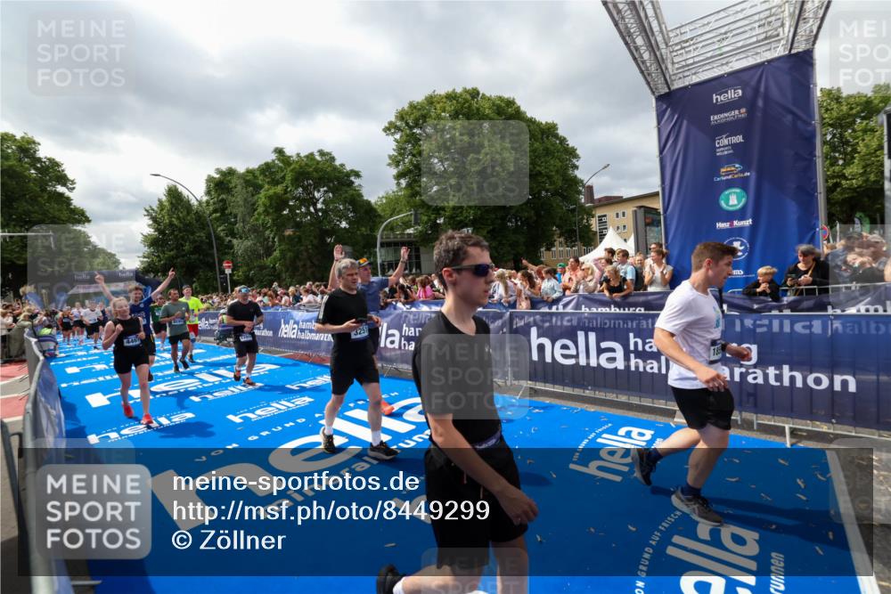 29.06.2025 - hella hamburg halbmarathon Zöllner http://msf.ph/oto/8449299 29.06.2025 10:58:41 Ziel 1319, 2619, 2978, 3251, 4467, 6592, 6595, 7082, 7659, 8322, 9316, 12712, 12809, 12862, 12879, 13694, 15197, 16189, 18501, 18556, 18587 meine-sportfotos.de