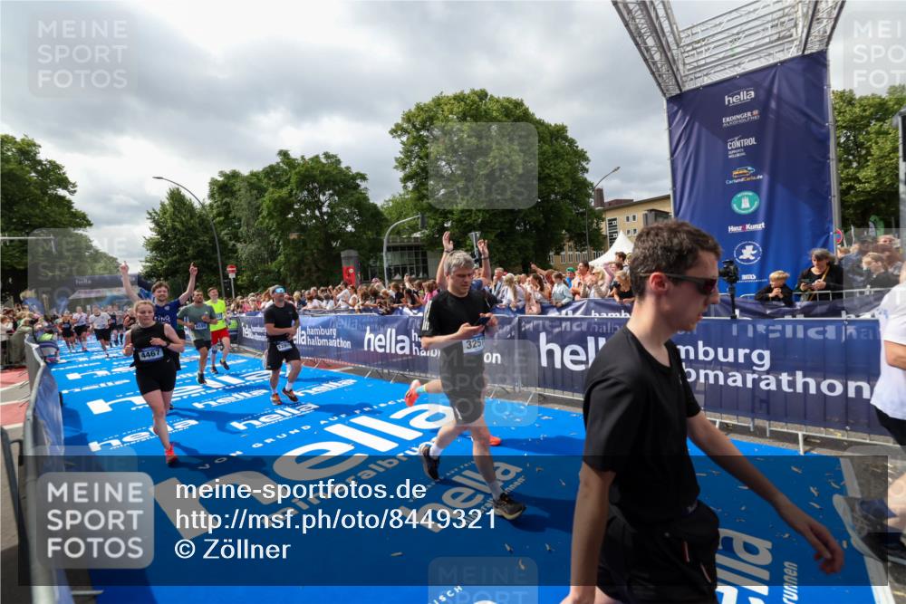 29.06.2025 - hella hamburg halbmarathon Zöllner http://msf.ph/oto/8449321 29.06.2025 10:58:41 Ziel 1319, 2619, 2978, 3251, 4467, 6592, 6595, 7082, 7659, 8322, 9316, 12712, 12809, 12862, 12879, 13694, 15197, 16189, 18501, 18556, 18587 meine-sportfotos.de