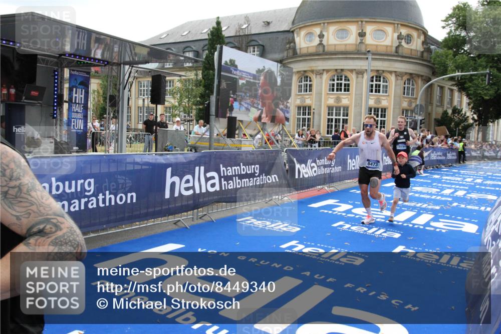 29.06.2025 - hella hamburg halbmarathon Michael Strokosch http://msf.ph/oto/8449340 29.06.2025 10:29:14 Ziel 3043, 8473, 10171, 16157, 19194 meine-sportfotos.de