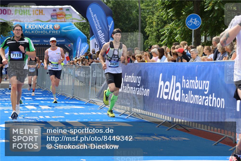 29.06.2025 - hella hamburg halbmarathon Strokosch-Dieckow http://msf.ph/oto/8449342 29.06.2025 10:38:22 Ziel 1042, 1688, 1710, 2745, 3014, 3431, 3790, 6095, 7110, 8571, 14992, 16075, 16280, 18357, 18584, 18761 meine-sportfotos.de