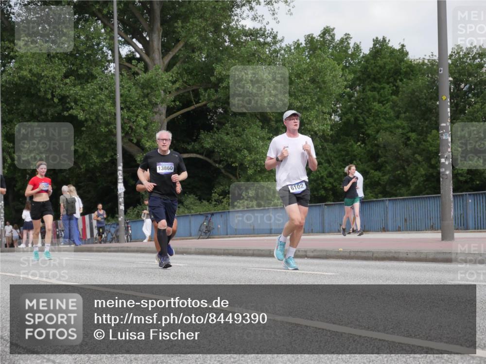 29.06.2025 - hella hamburg halbmarathon Luisa Fischer http://msf.ph/oto/8449390 29.06.2025 10:31:30 Kennedybrücke 13860, 6102, 4834, 6102, 6345, 7497, 10412, 10413 meine-sportfotos.de