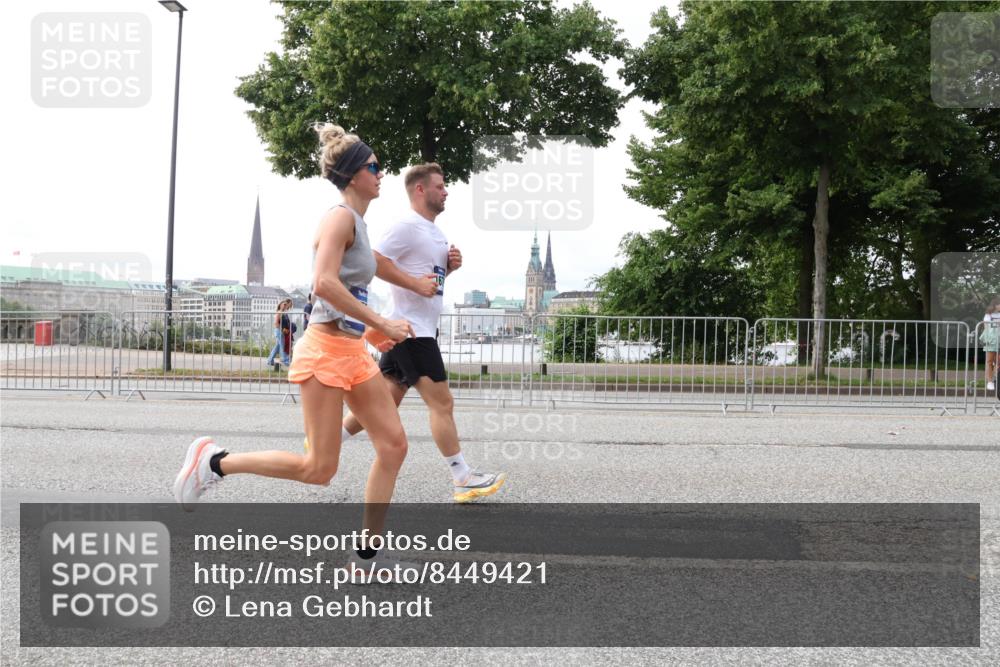 29.06.2025 - hella hamburg halbmarathon Lena Gebhardt http://msf.ph/oto/8449421 29.06.2025 10:30:40 Lombardsbrücke 1059, 1472, 1647, 2268, 2505, 2569, 2754, 2755, 2901, 3131, 3281, 3443, 4198, 4575, 4819, 6344, 6556, 6616, 7071, 7120, 9830, 10880, 11981, 11984, 12349, 12350, 12460, 12461, 12504, 12687, 12688, 13418, 14095, 14216, 14421, 14803, 15299, 15757, 15789, 15938, 16504, 16791, 16864, 18046, 18362, 18671, 18795, 18860 meine-sportfotos.de