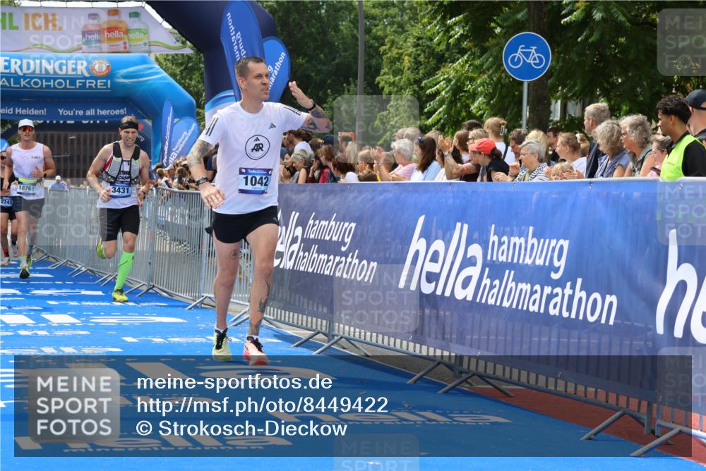 29.06.2025 - hella hamburg halbmarathon Strokosch-Dieckow http://msf.ph/oto/8449422 29.06.2025 10:38:20 Ziel 1042, 1688, 1710, 2745, 2849, 3014, 3431, 3790, 6095, 7110, 8002, 14688, 14992, 16075, 16280, 18584, 18761 meine-sportfotos.de