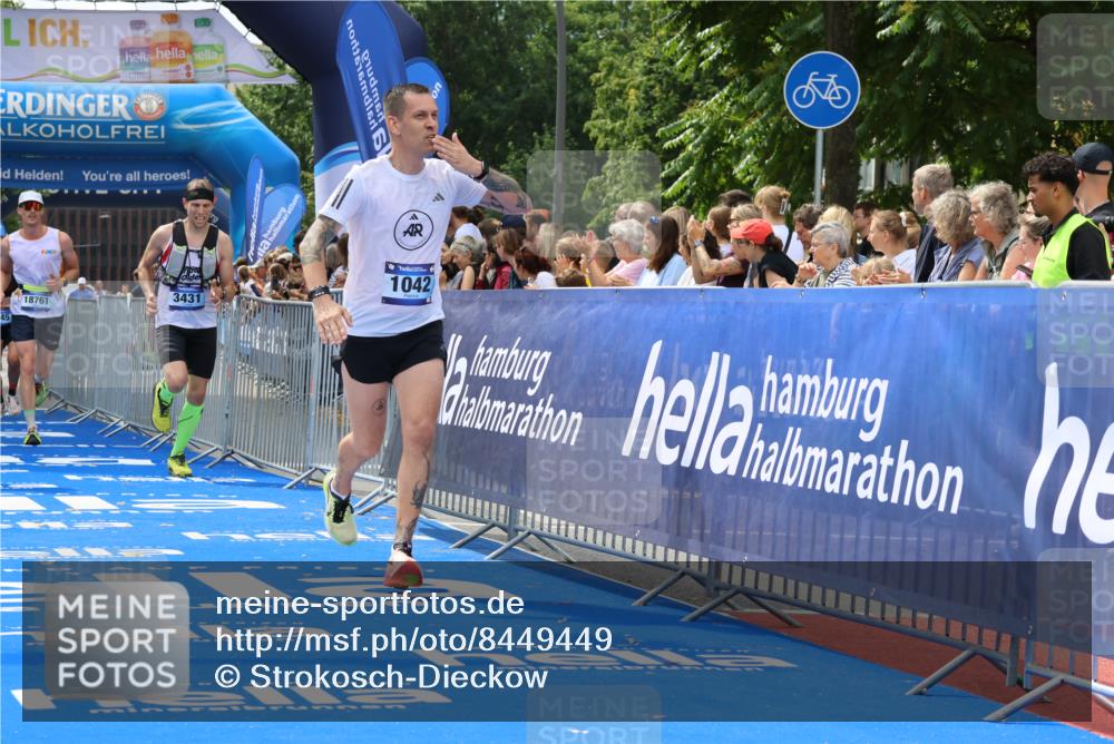 29.06.2025 - hella hamburg halbmarathon Strokosch-Dieckow http://msf.ph/oto/8449449 29.06.2025 10:38:20 Ziel 1042, 1688, 1710, 2745, 2849, 3014, 3431, 3790, 6095, 7110, 8002, 14688, 14992, 16075, 16280, 18584, 18761 meine-sportfotos.de