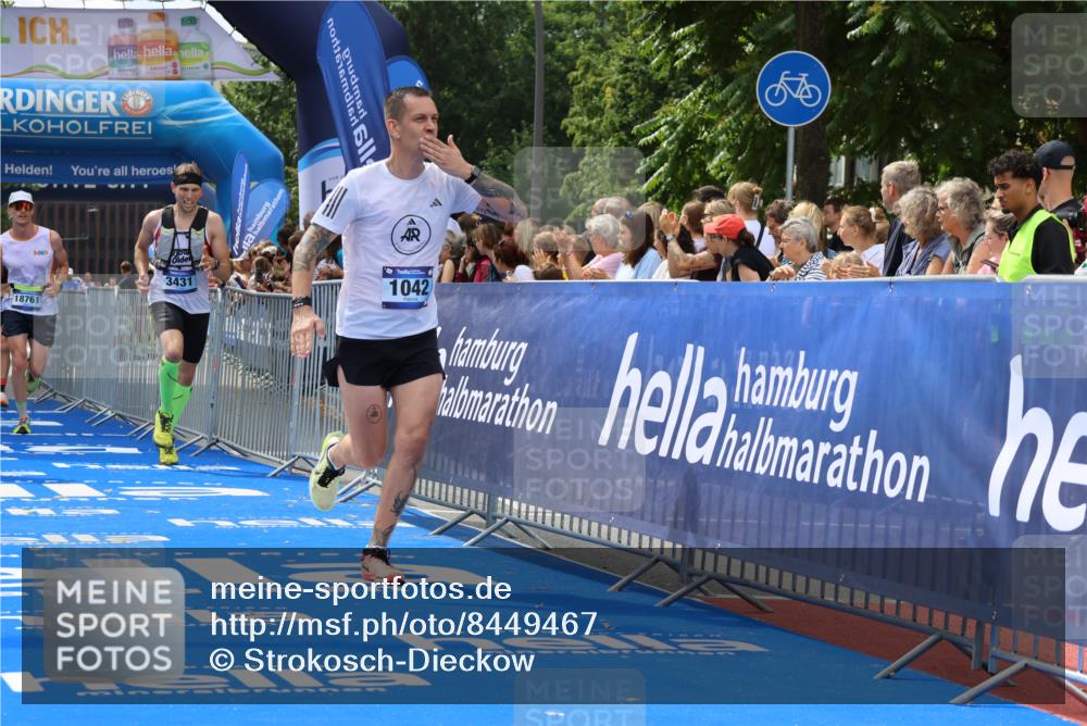 29.06.2025 - hella hamburg halbmarathon Strokosch-Dieckow http://msf.ph/oto/8449467 29.06.2025 10:38:20 Ziel 1042, 1688, 1710, 2745, 2849, 3014, 3431, 3790, 6095, 7110, 8002, 14688, 14992, 16075, 16280, 18584, 18761 meine-sportfotos.de