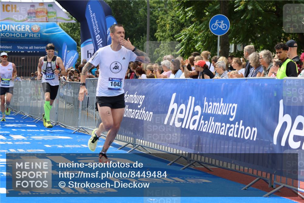 29.06.2025 - hella hamburg halbmarathon Strokosch-Dieckow http://msf.ph/oto/8449484 29.06.2025 10:38:20 Ziel 1042, 1688, 1710, 2745, 2849, 3014, 3431, 3790, 6095, 7110, 8002, 14688, 14992, 16075, 16280, 18584, 18761 meine-sportfotos.de